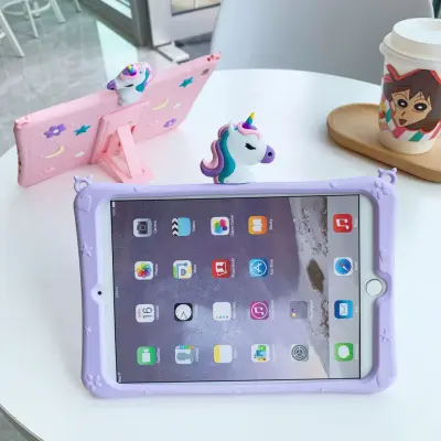 Trolsk Barnskal med Rem - Söt Lila Enhörning (iPad 10,2)