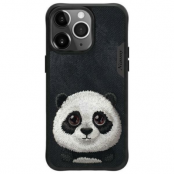 Nimmy iPhone 15 Pro Mobilskal Big Eyed Pet 2.0 Panda - Svart