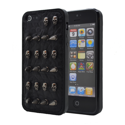 Studded leather pattern FlexiSkal till Apple iPhone 5/5S/SE (Arrow Skulls)